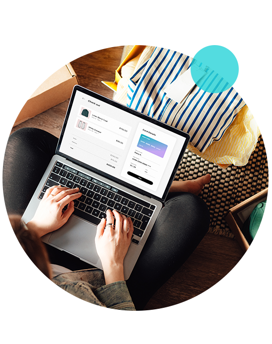 Dame am Laptop mit Checkout